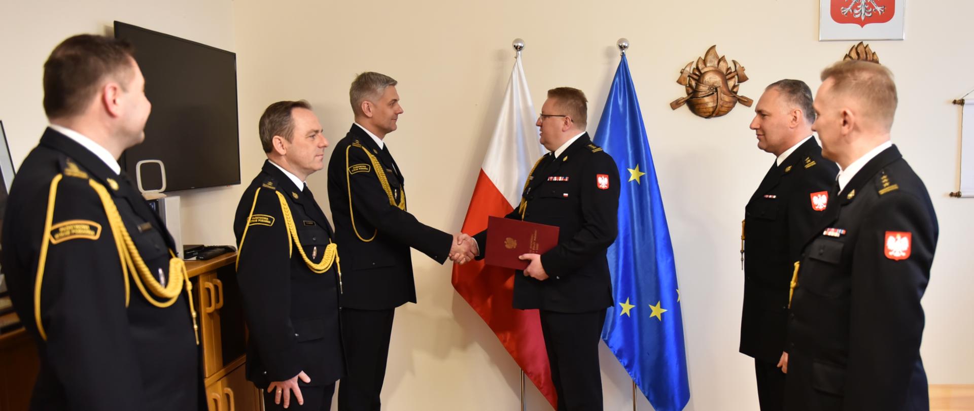 Zdjęcie przedstawia moment wręczenia aktu powołania z-cy komendanta powiatu łódzkiego Wschodniego dla bryg. Tomasza Zabrzewskiego. Akt wręcza st.bryg. Grzegorz Janowski Łódzki Komendant Wojewódzki PSP w Łodzi na zdjęciu widoczni sa także po prawej Zastępca Łódzkiego Komendanta Wojewódzkiego PSP st. bryg. Zbigniew Łyszkowicz, Naczelnik Wydziału Kadr KW PSP w Łodzi. bryg Piotr Łukasik. Po lewej Zastępca Łódzkiego Komendanta Wojewódzkiego PSP st. bryg. Sebastian Koscisty, oraz bryg. Krzysztof Supera Komendant Powiatowy PSP powaitu łódzkiego wschodniego. 