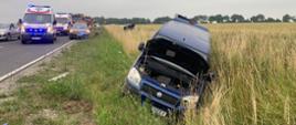 Na zdjęciu widać rozbity pojazd osobowy oraz auta służba pogotowia i policji 