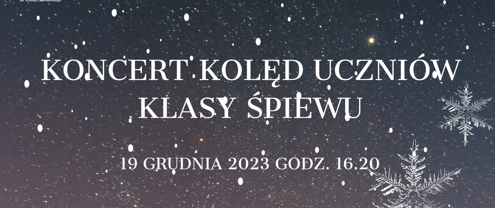 Plakat tło niebiesko fioletowe padający śnieg gwiazdki lodowe na drugim planie ośnieżone szczyty alpejskie na pierwszym planie drewniana szopka Maryja z dzieciątkiem Jezus Józef zwierzęta wszystko pod skałą najbliżej w lewym rogu palące się ciepło żółtym płomieniem pięć świec W lewym górnym rogu białe logo szkoły muzycznej w Nysie według przyjętego znaku od góry napis państwowa szkoła muzyczna pierwszego i drugiego stopnia im Witolda Lutosławskiego w Nysie sala koncertowa koncert kolęd uczniów klasy śpiewu 19 grudnia 2023 godzina 16:20