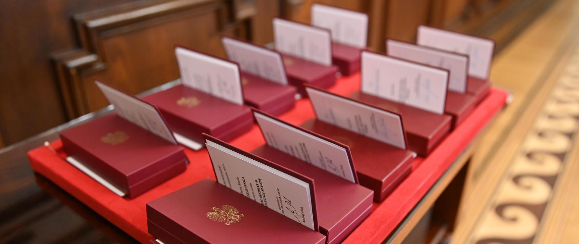 Odznaczenia Państwowe leżą w dwóch rzędach na stoliku