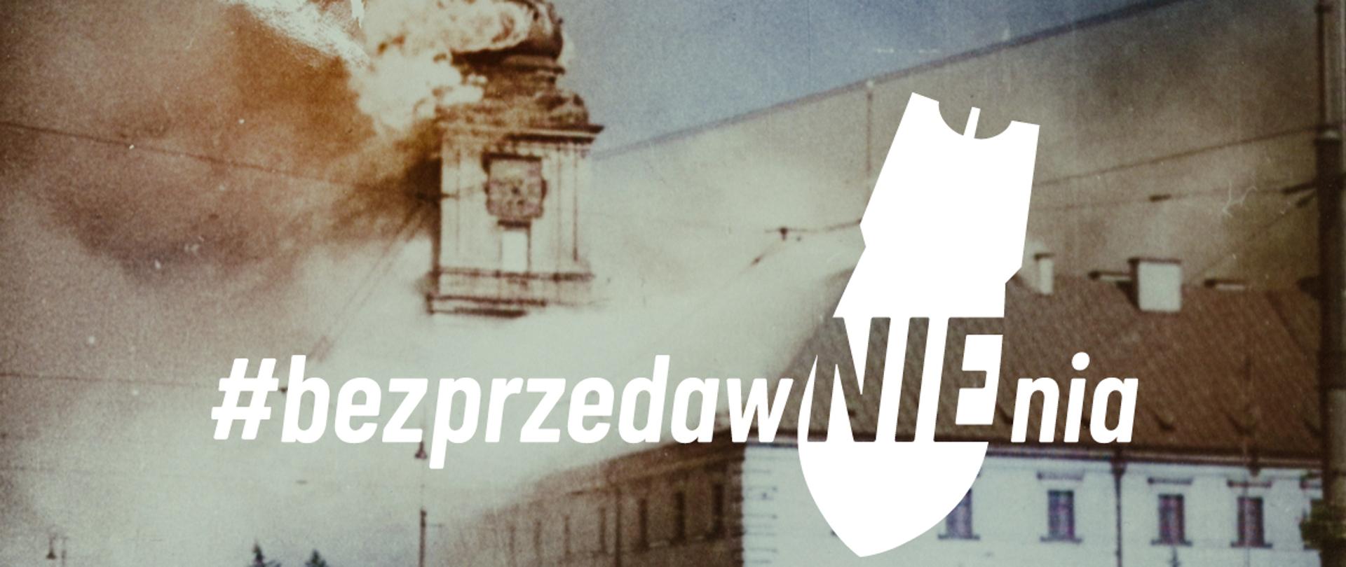 Na zdjęciu widać pożar Zamku Królewskiego w Warszawie we wrześniu 1939 r. Na środku zdjęcia biały napis #bezprzedawnienia.