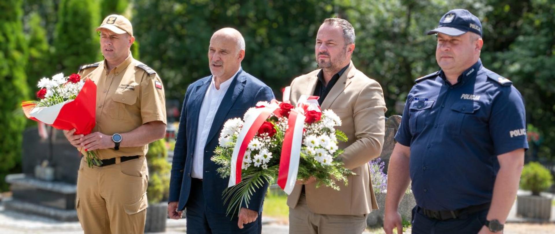 Na zdjęciu od lewej komendant powiatowy PSP bryg. Emil Szmyd z kwiatami, starosta powiatu Marek Andruch, zastępca starosty Artur Woźny z kwiatami i komendant powiatowy policji podinsp. Robert Gęborys
