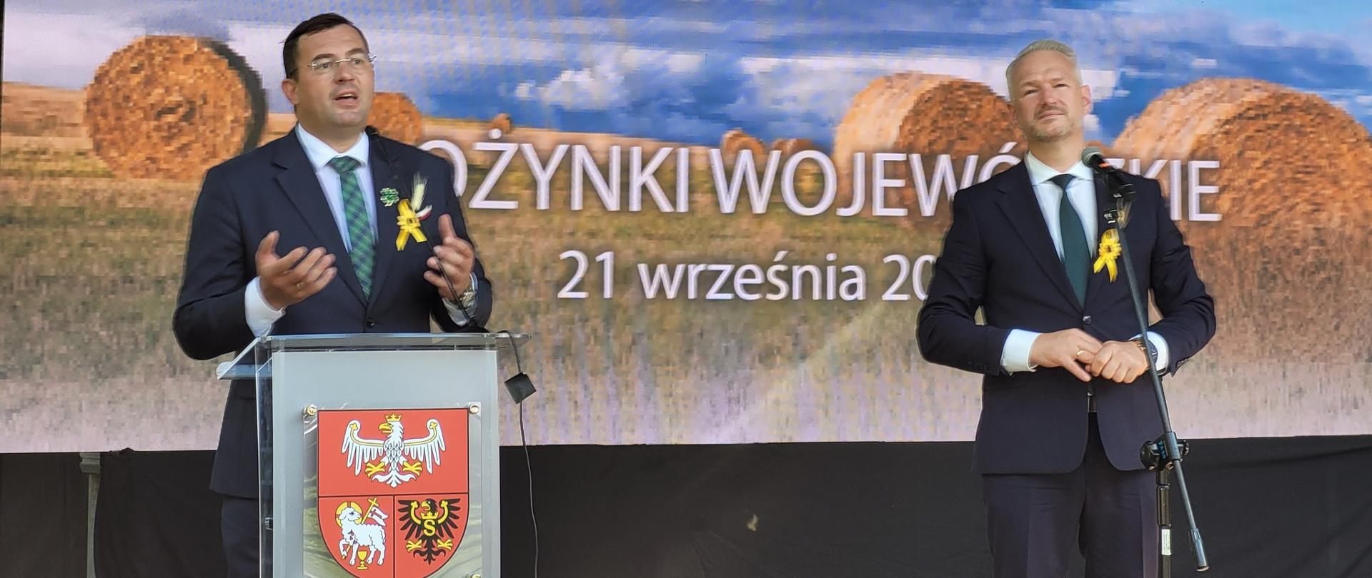 Stefan Krajewski Minister Rolnictwa i Rozwoju Wsi oraz Radosław Król Wojewoda Warmińsko – Mazurski podczas przemówienia na Warmińsko-Mazurskich Dożynkach Wojewódzkich w Olsztynku