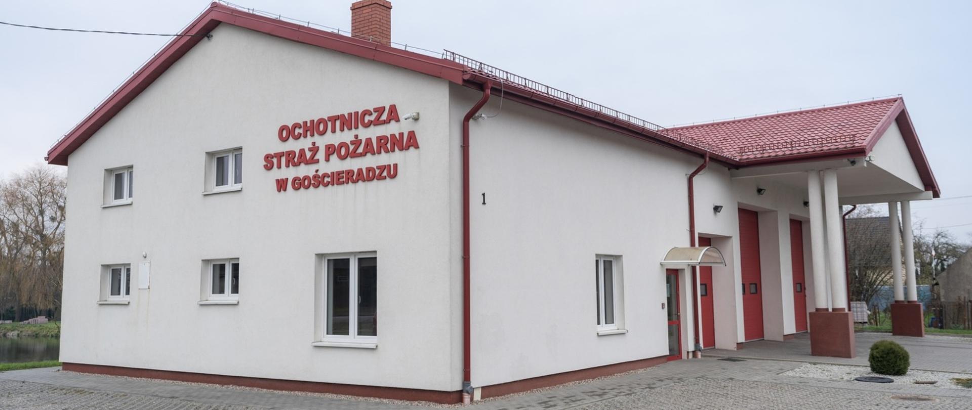 Na zdjęciu budynek OSP Gościeradz - elewacja frontowa i boczna, jasne kremowe kolory