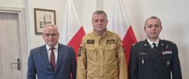 Pomorski komendant wojewódzki Państwowej Straży Pożarnej stoi z wójtem gminy Somonino oraz komendantem powiatowym Państwowej Straży Pożarnej w Kartuzach.