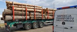 Zatrzymana do kontroli drogowej ciężarówka z ładunkiem drewna i radiowóz ITD typu furgon.