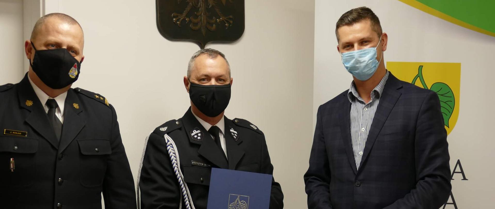 Na zdjęciu bryg. Jarosław Kołak Komendant Powiatowy PSP Złotów, komendant gminy Lipka dh. Krzysztof Olczak oraz Wójt Gminy Lipka Przemysław Kurdzieko