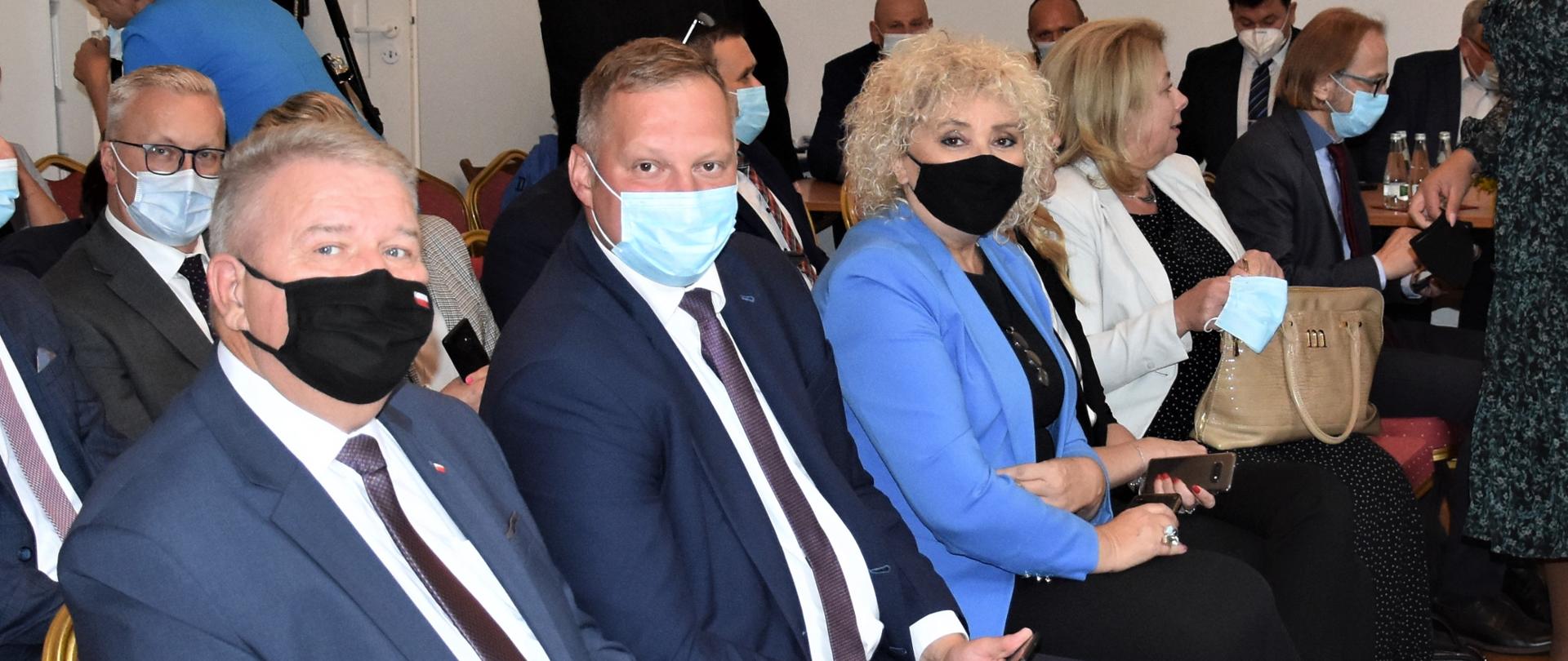 goście uroczystości, Wicewojewoda Mazowiecki Sylwester Dąbrowski po lewej