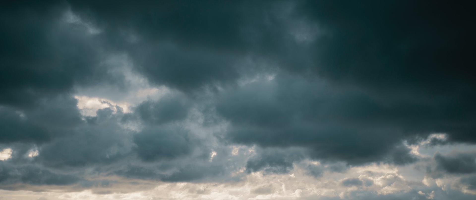 Zdjęcie przedstawia pochmurne niebo.