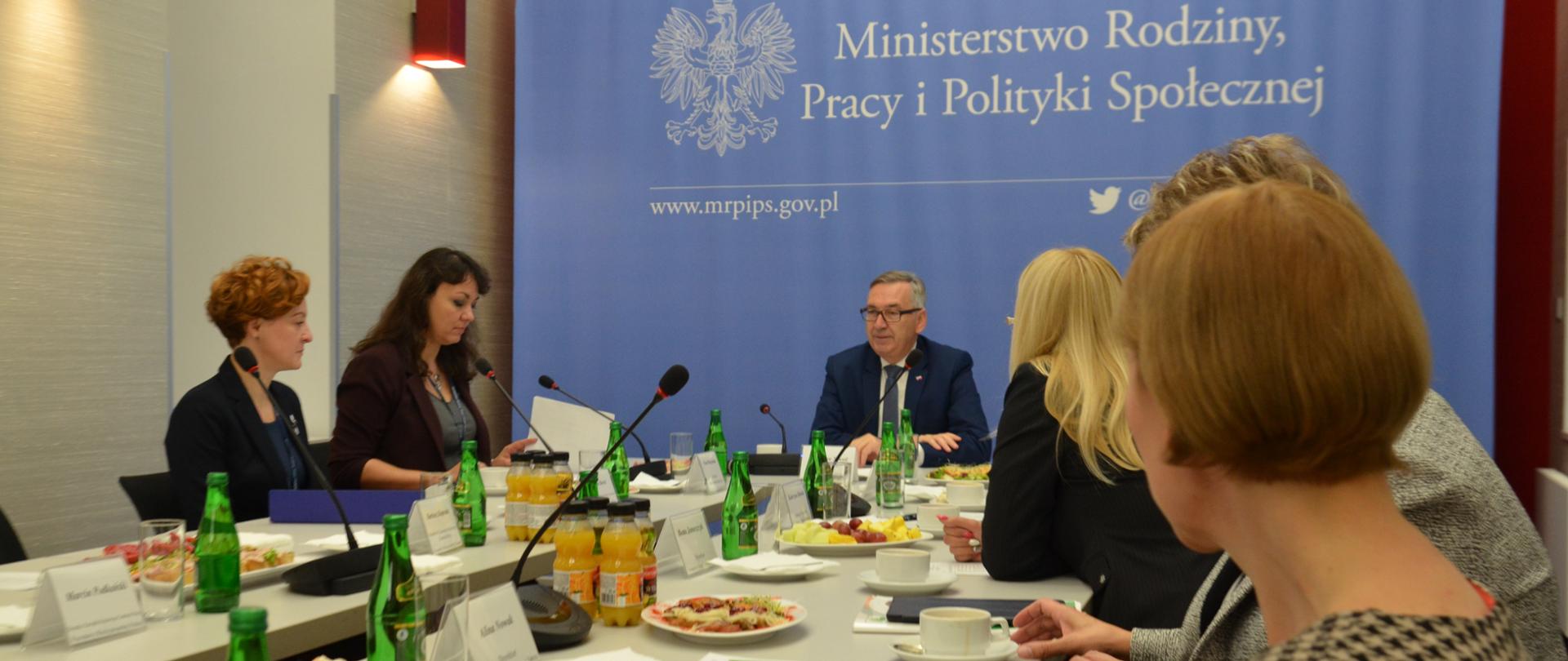 Współpraca urzędów pracy z pracodawcami. Spotkanie w ministerstwie 