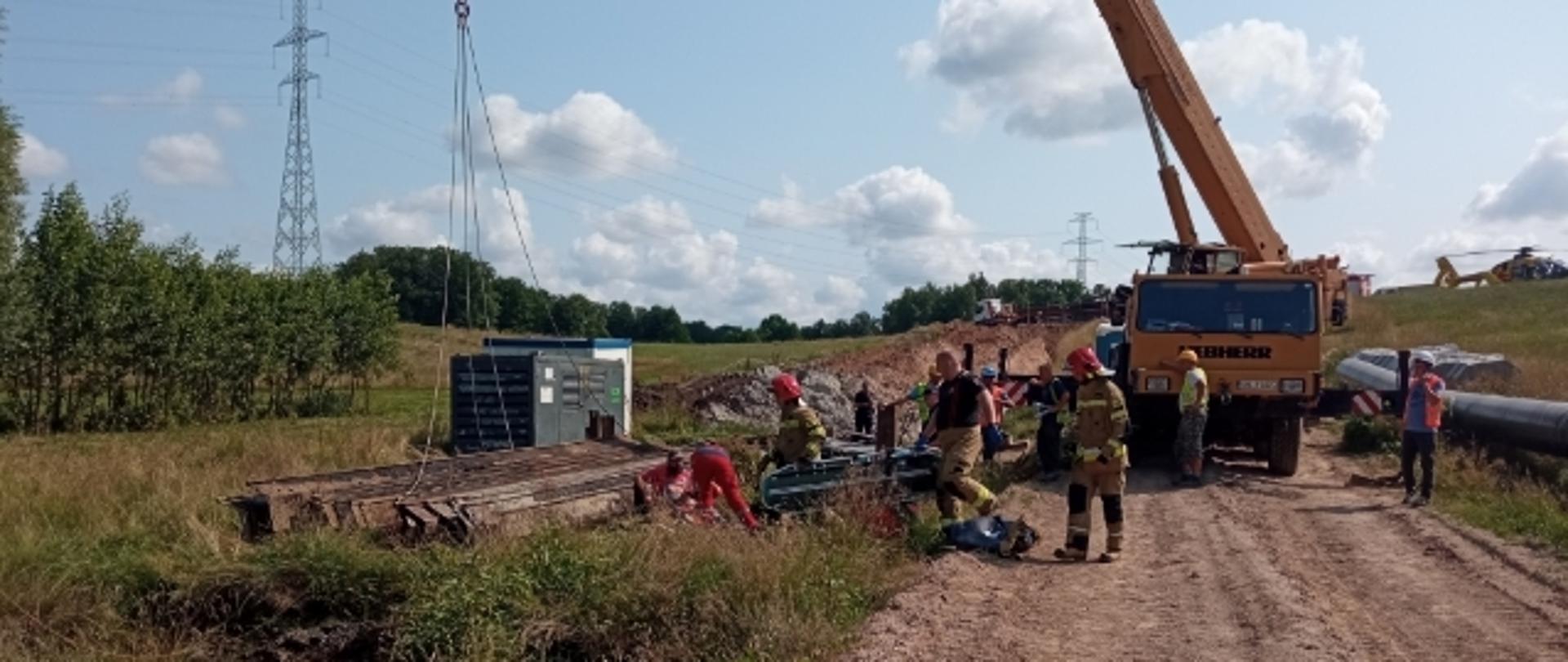 przygnieciony mężczyzna na budowie rurociągu