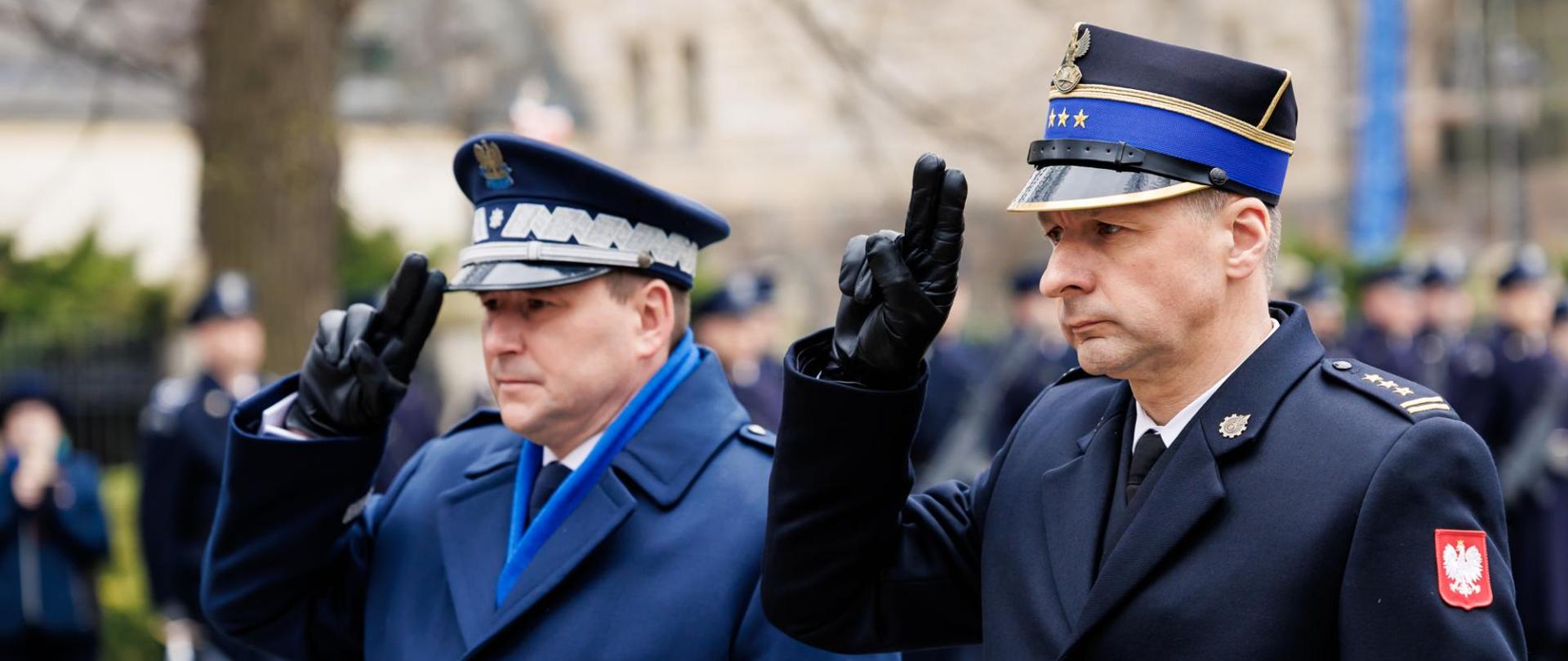 Komendant Policji i Straży Pożarnej oddają hołd poprzez salutowanie przed Pomnikiem.