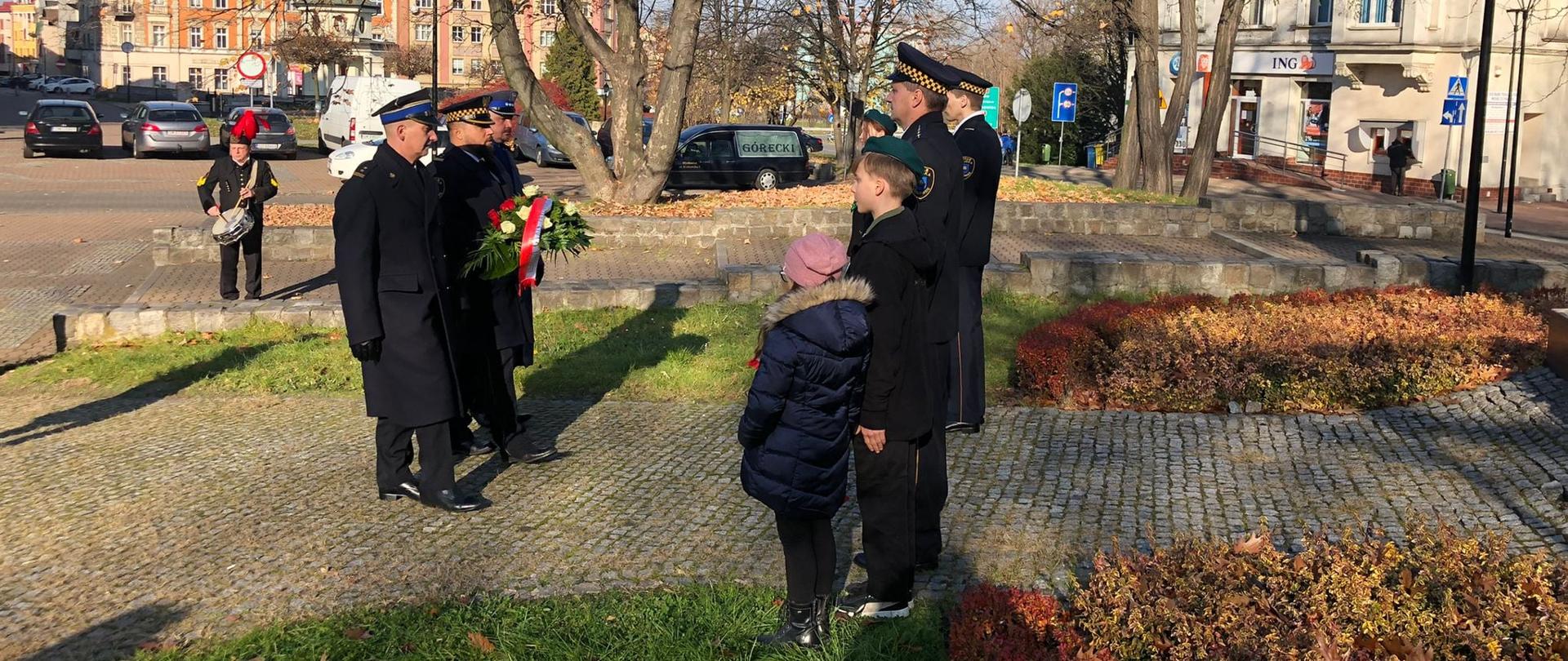 Składanie kwiatów pod pomnikiem