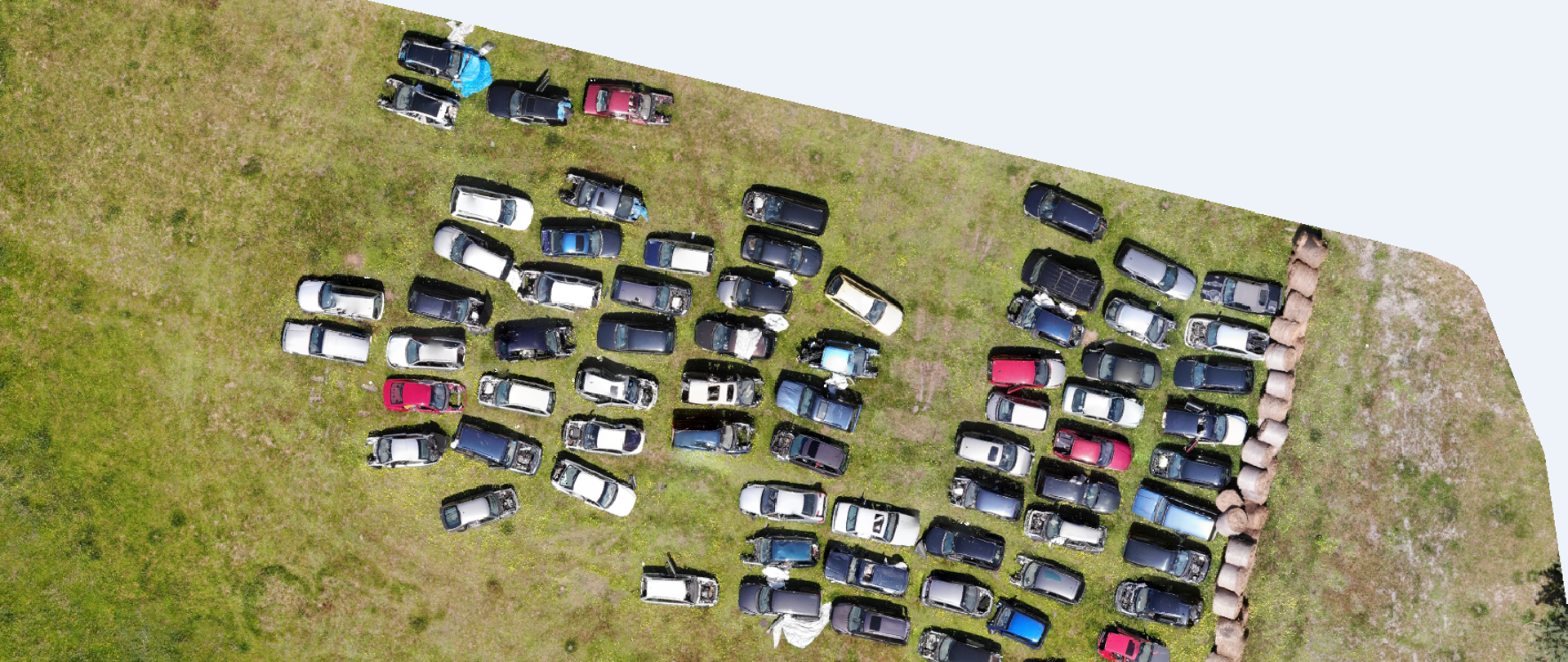 Widok z góry na nielegalne wysypisko odpadów 