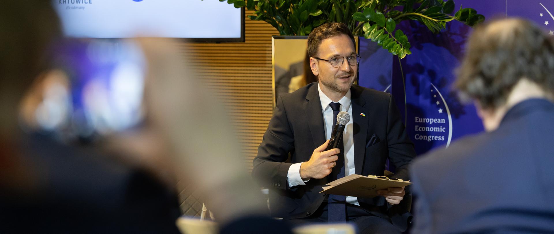 Waldemar Buda siedzący wśród panelistów podczas EEC w Katowicach