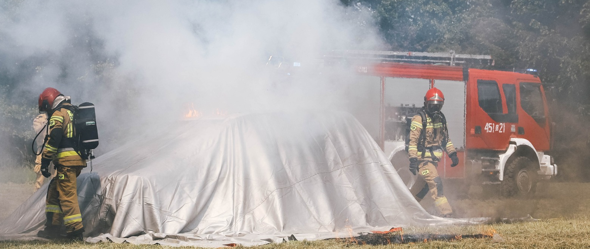 Pokaz z wykorzystaniem płachty gaśniczej.
