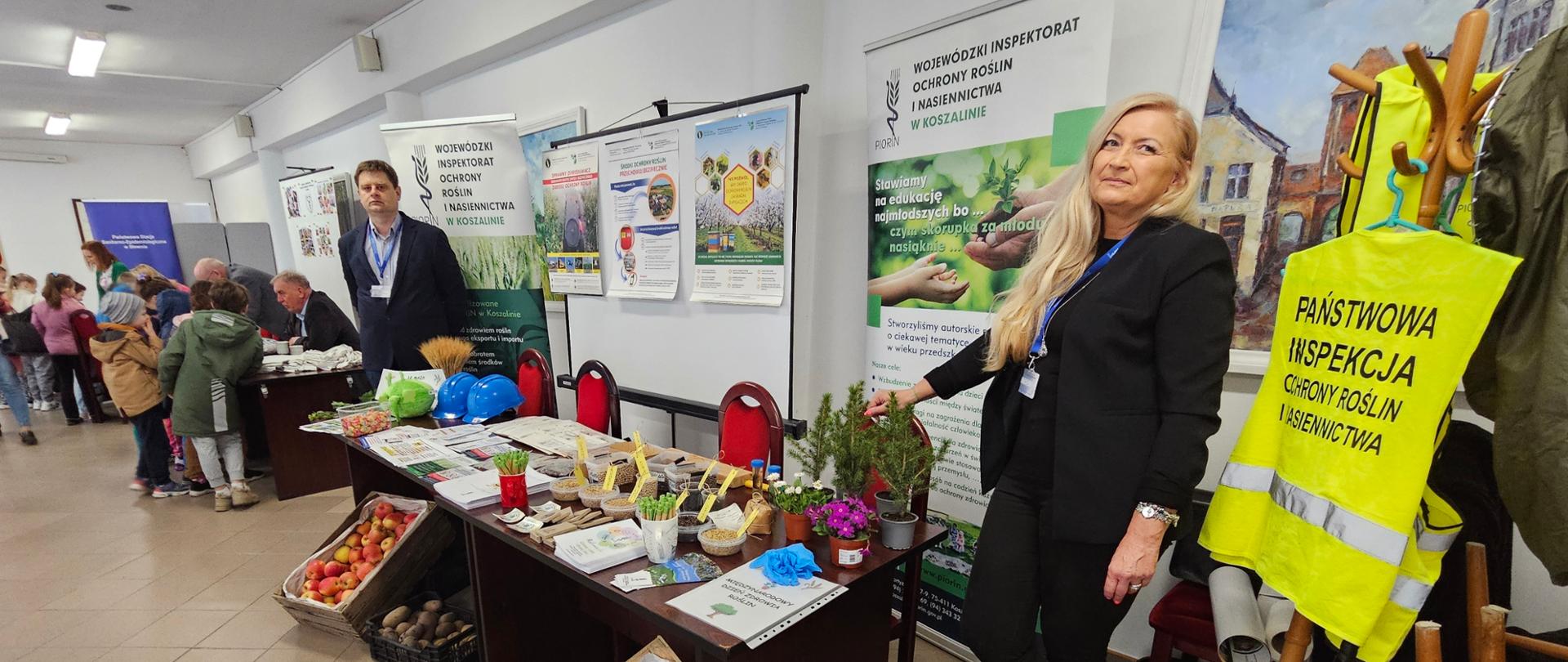 zdjęcie przedstawia "Dni Zdrowia w Sławnie" - stanowisko WIORiN Koszalin wraz z pracownikami oddziału w Sławnie