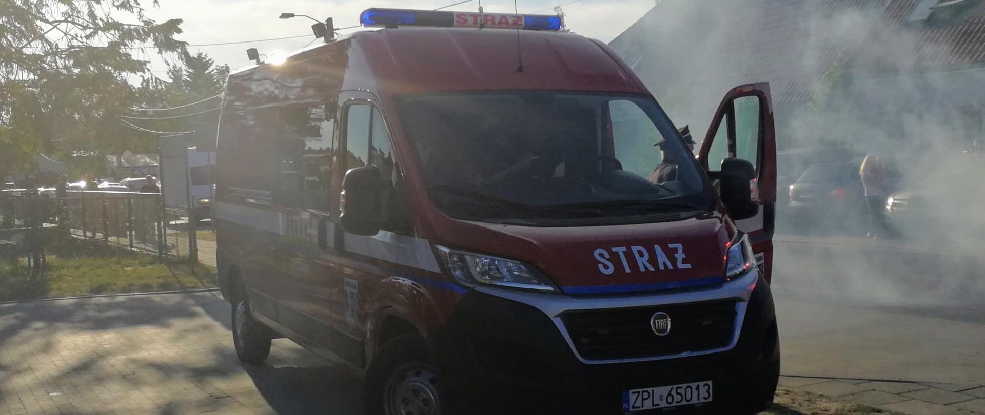 Czerwony bus z napisem straż