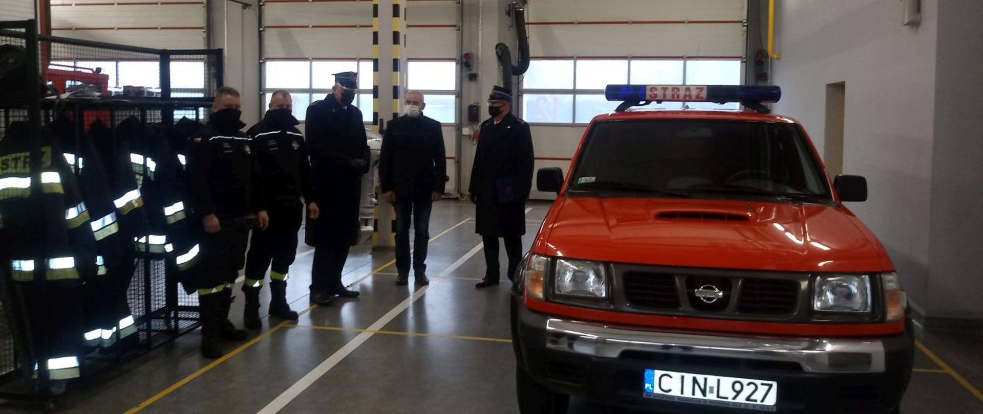 Przekazanie lekkiego samochodu operacyjnego marki NISSAN PICK-UP dla OSP Dąb Polski.