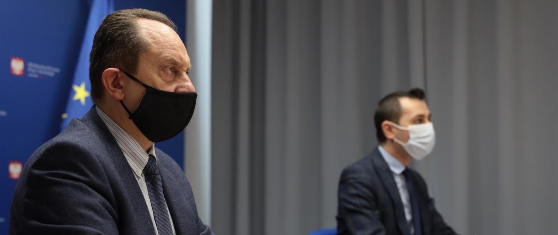 Mini. Gut-Mostowy na pierwszym planie podczas spotkania online.