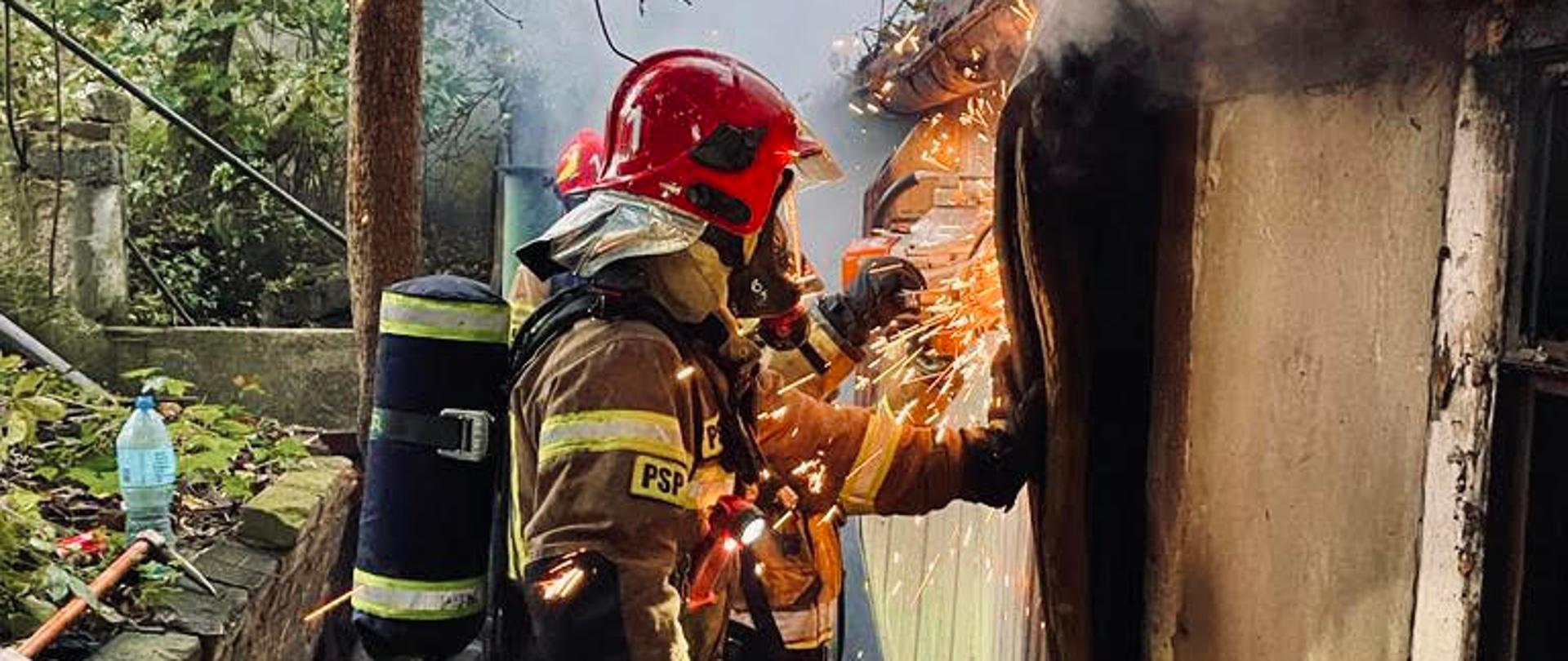 POŻAR PUSTOSTANU ORAZ BUDYNKU GOSPODARCZEGO