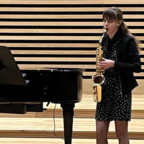 Uczennica grająca na saksofonie w sali koncertowej PSM w Jastrzębiu-Zdroju