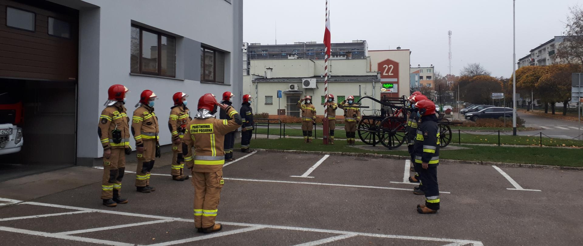 Uroczysta zmiana służby wraz z podniesieniem flagi Państwowej 