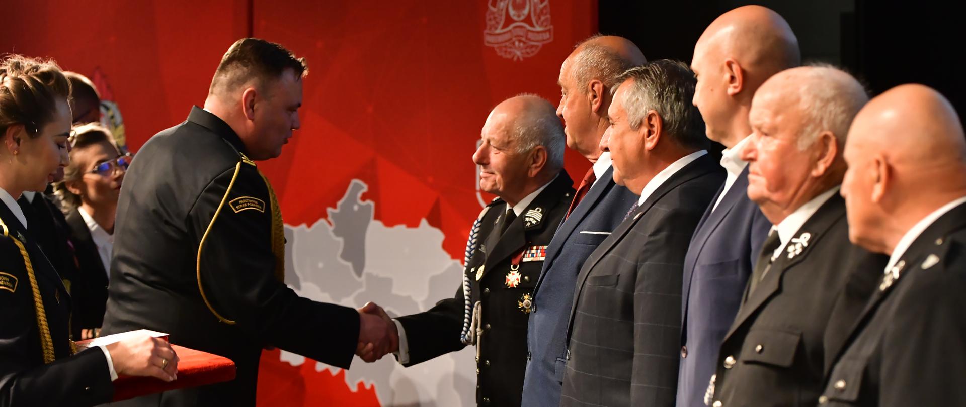 Komendant Powiatowy wręcza wyróżnionym osobą odznaki