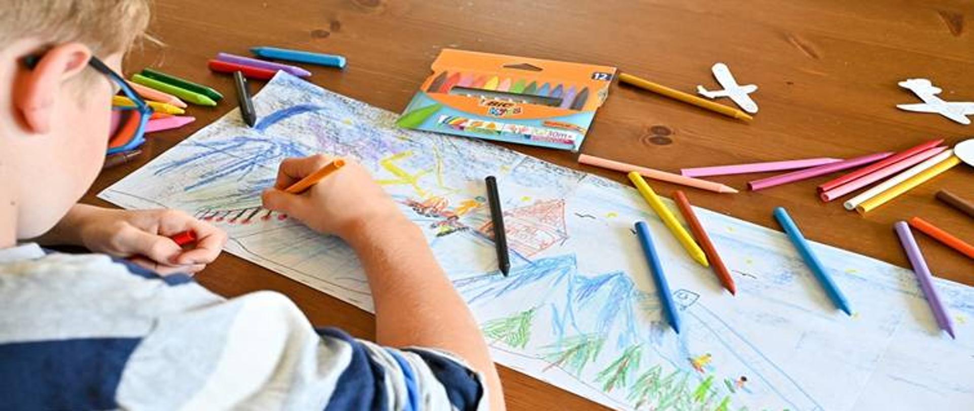 Dziecko rysujące