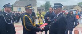 Fotografia przedstawiająca wręczenie aktu przekazania samochodu gaśniczego dla OSP Dobrut 