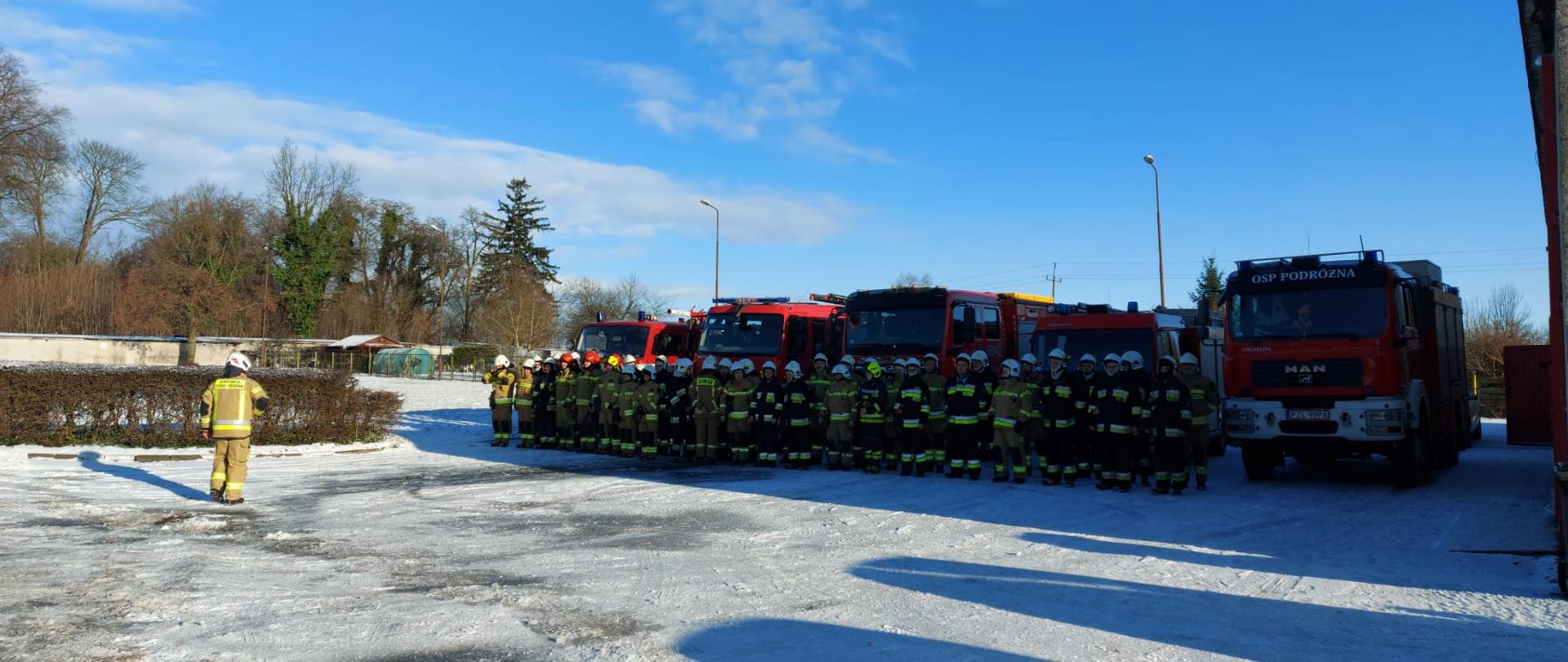 Zdjęcie grupowe przedstawia wszystkich strażaków 