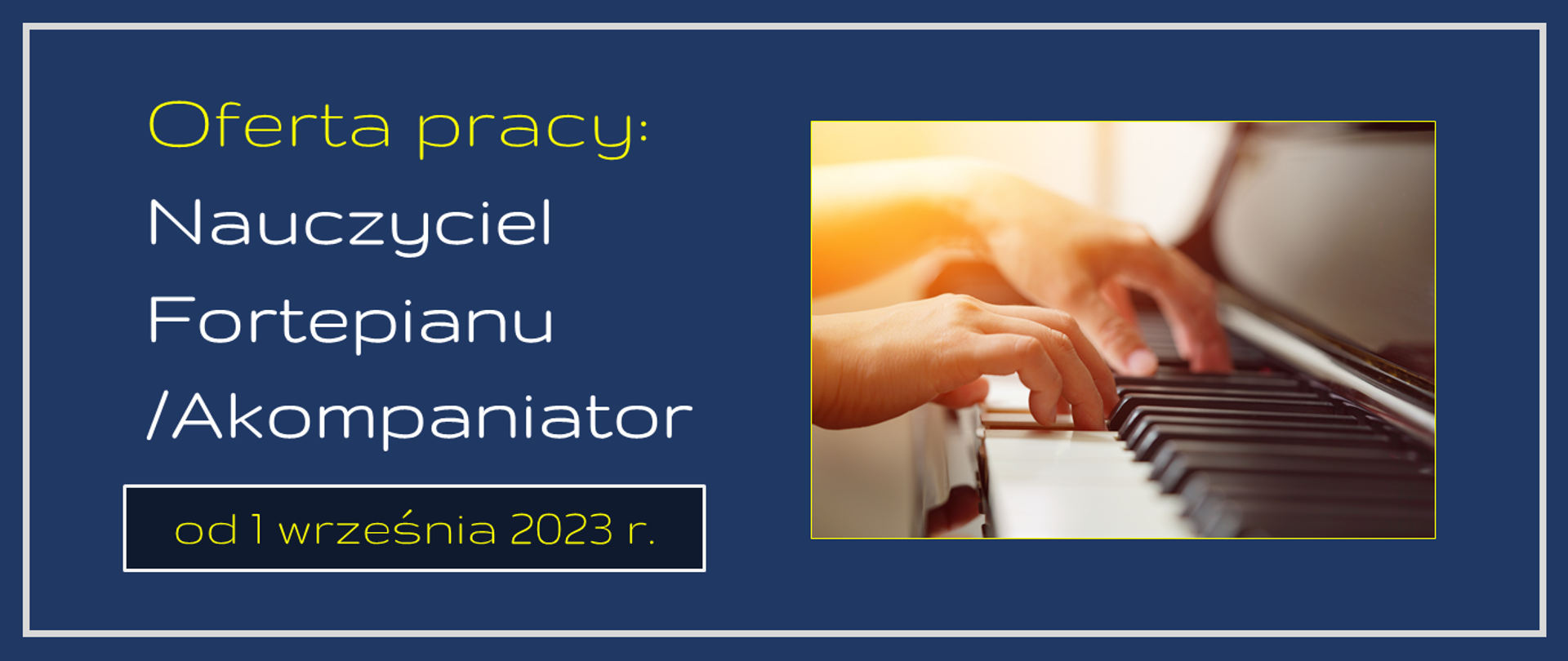 Ogłoszenie Oferta pracy: Nauczyciel fortepianu/Akompaniator od 1 września 2023 roku, po prawej zdjęcie rąk na klawiaturze