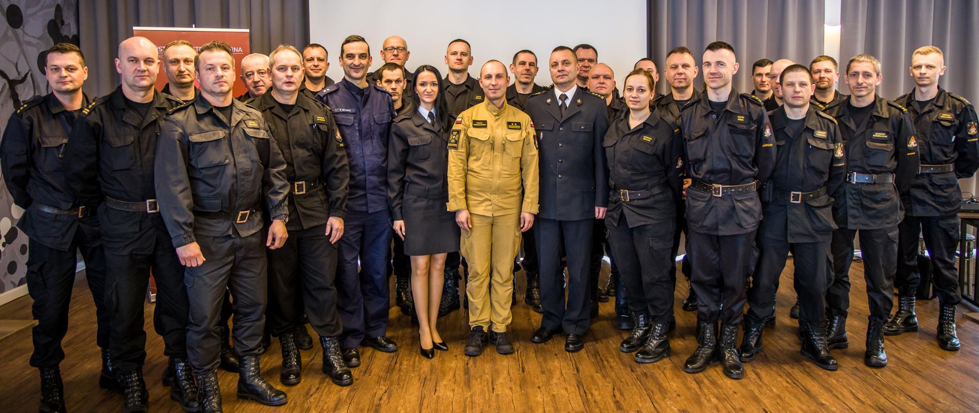 Narada szkoleniowa oficerów prasowych PSP województwa opolskiego - zdjęcie przedstawia funkcjonariuszy uczestniczących w naradzie