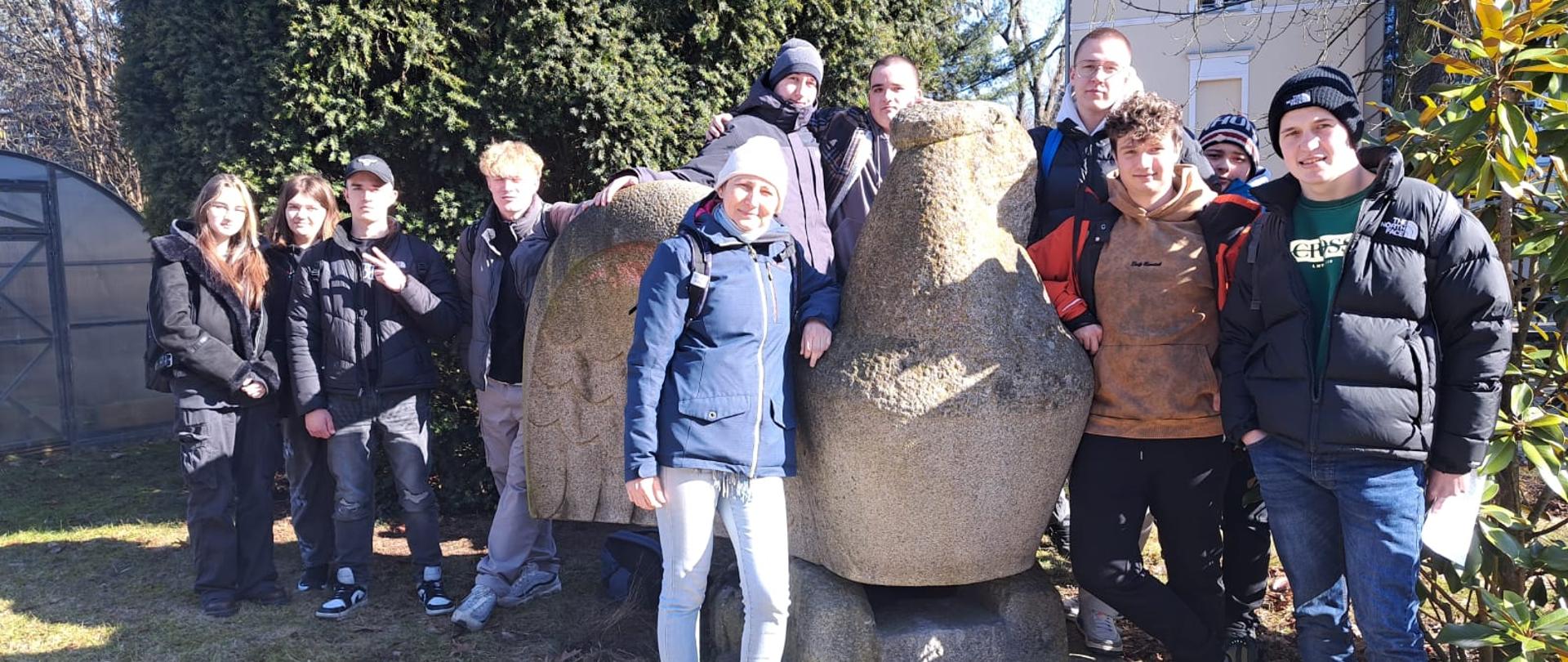 zdjęcie z Uniwersytetu Przyrodniczego, uczniowie przed budynkiem