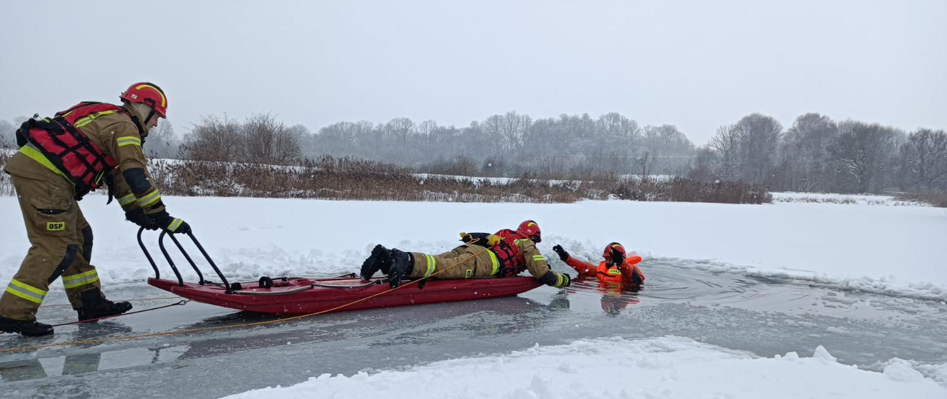 Ćwiczenia ratownicze z zakresu ratownictwa lodowego.