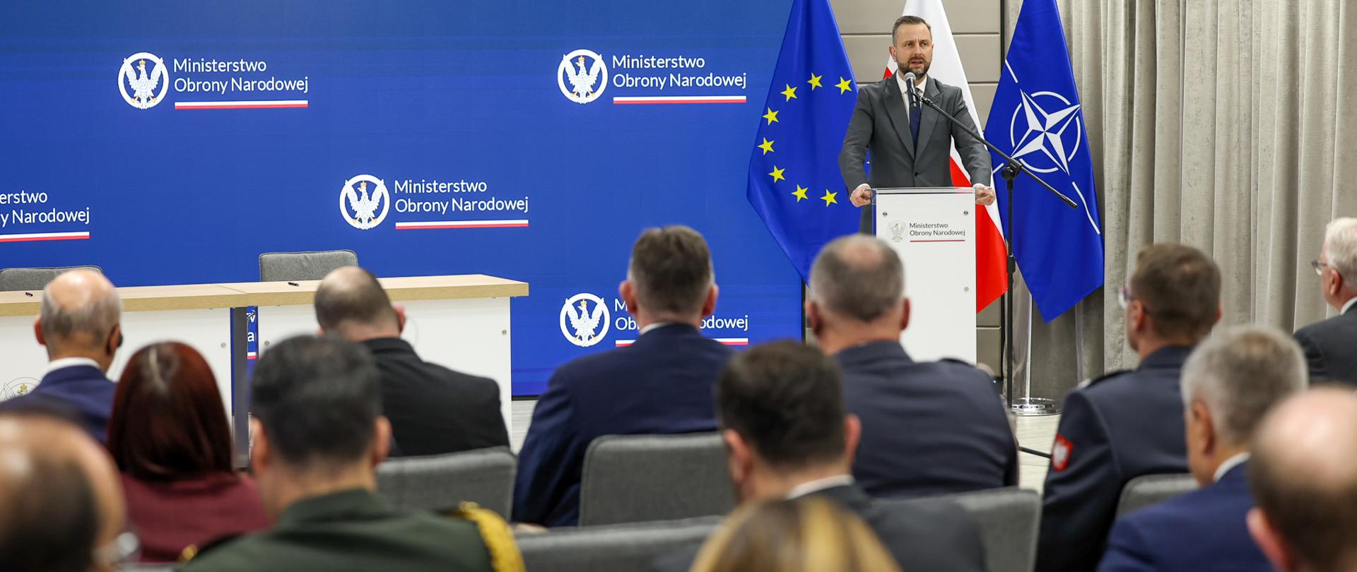 19 grudnia 2025 r. w Warszawie, Władysław Kosiniak-Kamysz wicepremier - minister obrony narodowej wziął udział w podpisaniu pakietu umów na dostawę systemów rozpoznawczych, walki radioelektronicznej oraz symulatorów czołgów Leopard 2PLM1. Fot. Monika Dwulatek/WCEO