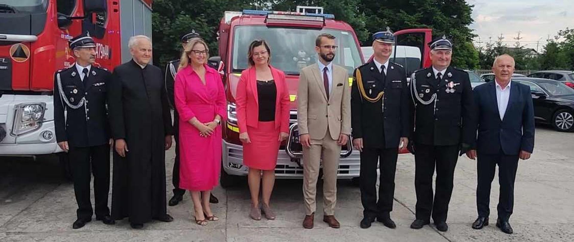 Przekazanie lekkiego samochodu ratowniczo- gaśniczego oraz oddanie do użytku nowej części garażowej dla OSP w Zadusznikach