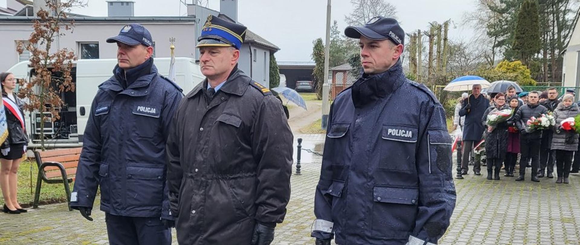 Na zdjęciu zastępca komendanta PSP w Złotowie wraz z Policjantami