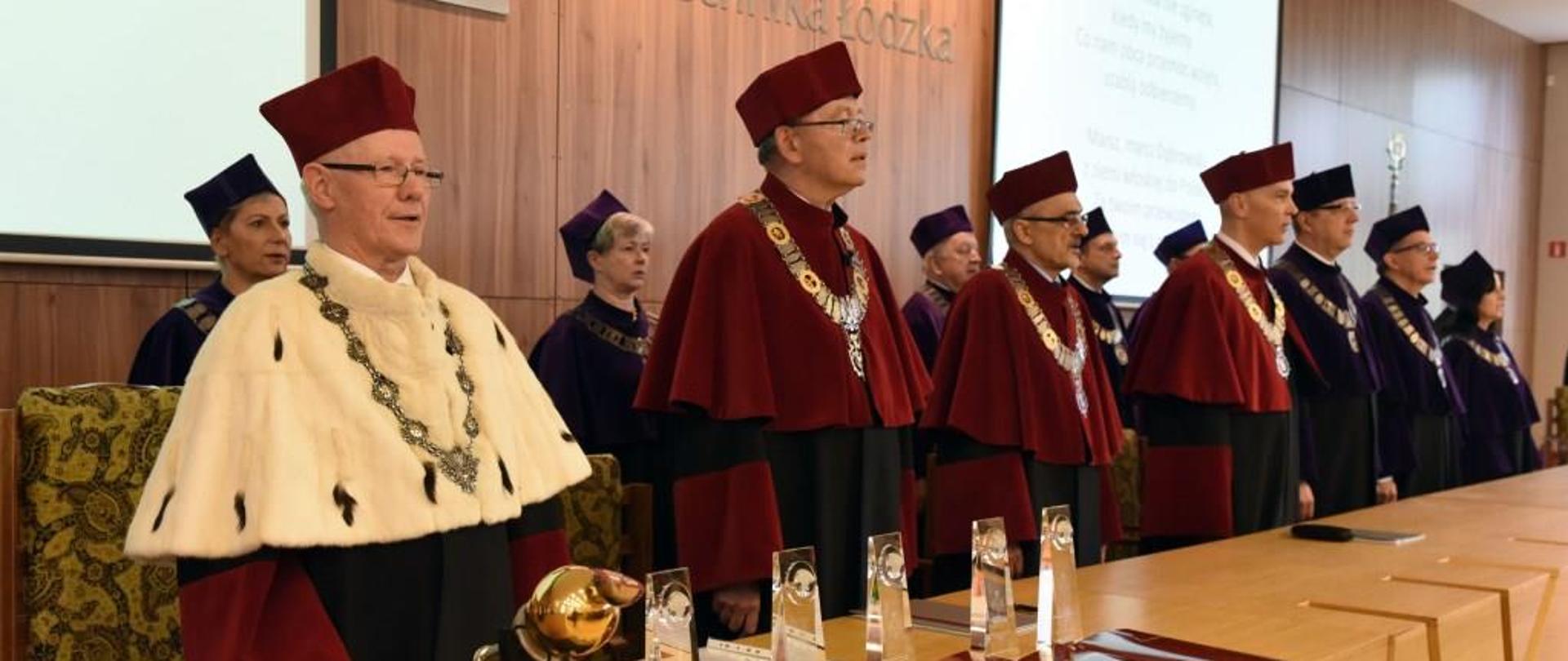 Przedstawiciele władz uczelni przemawiają do mikrofonów.