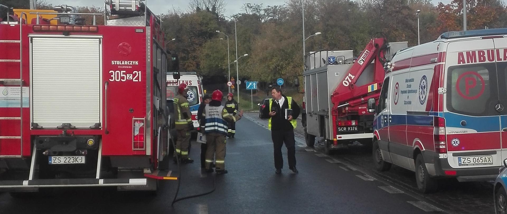lewa strona jezdni zajęta przez średni wóz bojowy straży pożarnej przed nim karetka pogotowia, prawa strona zatoczka na której stoi samochód z HDS-em straży pożarnej, karetka oraz radiowóz policyjny. Na jezdni przebywaja strażacy i pracownik ZDiTM.
