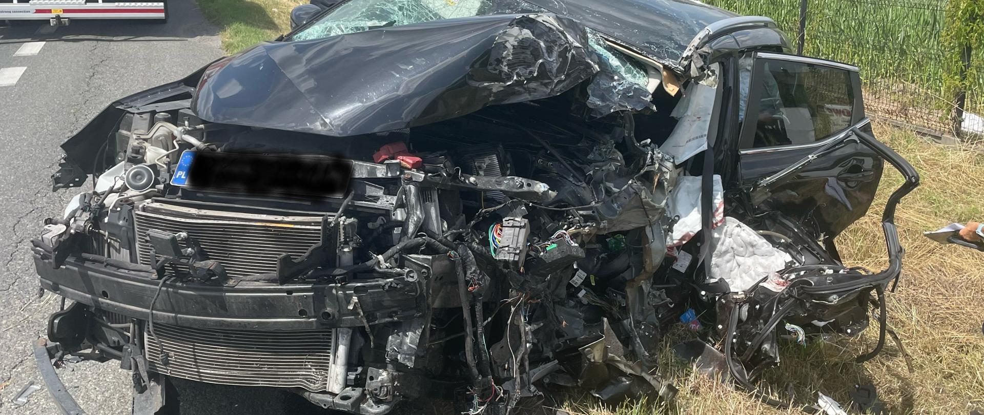 Uszkodzone auto, karoseria, droga, pobocze