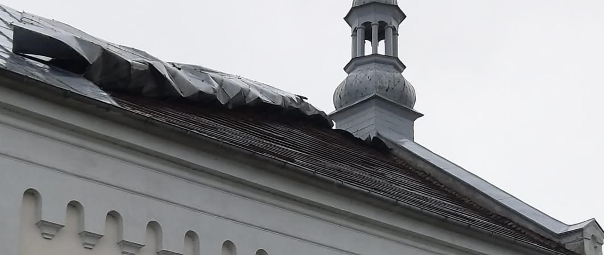 Zdjęcie przedstawia uszkodzony dach kościoła w Chełmnie.