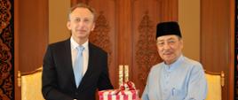 Premier stanu Sabah, YAB Datuk Seri Panglima Haji Hajiji Noor i Ambasador Krzysztof Dobrowolski wymieniają prezenty