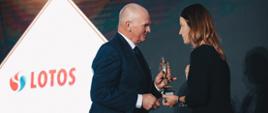 Minister Sportu wręcza nagrodę prezesowi Polskiego Związku Tenisowego