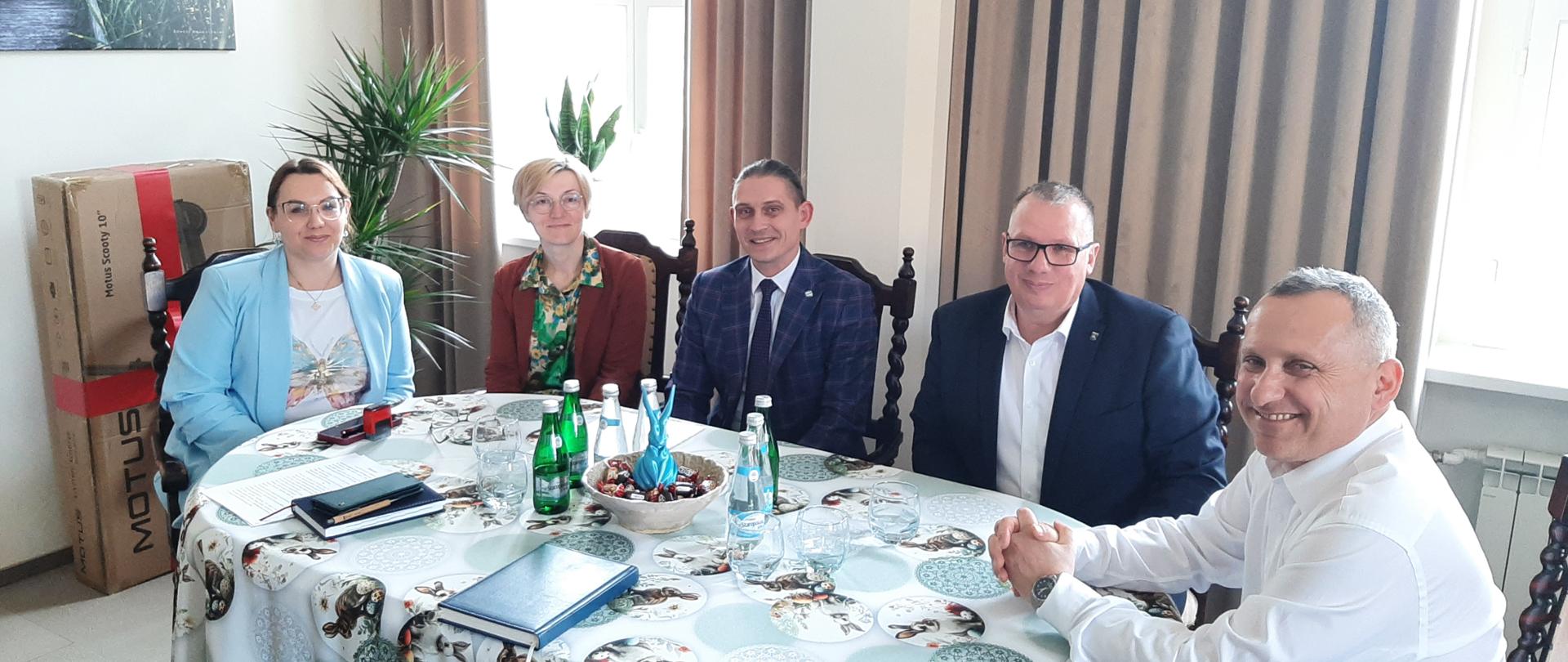 Kamil Kucharski – Zastępca Dyrektora Zarządu Zlewni w Lesznie wraz z przedstawicielami władz samorządowych.