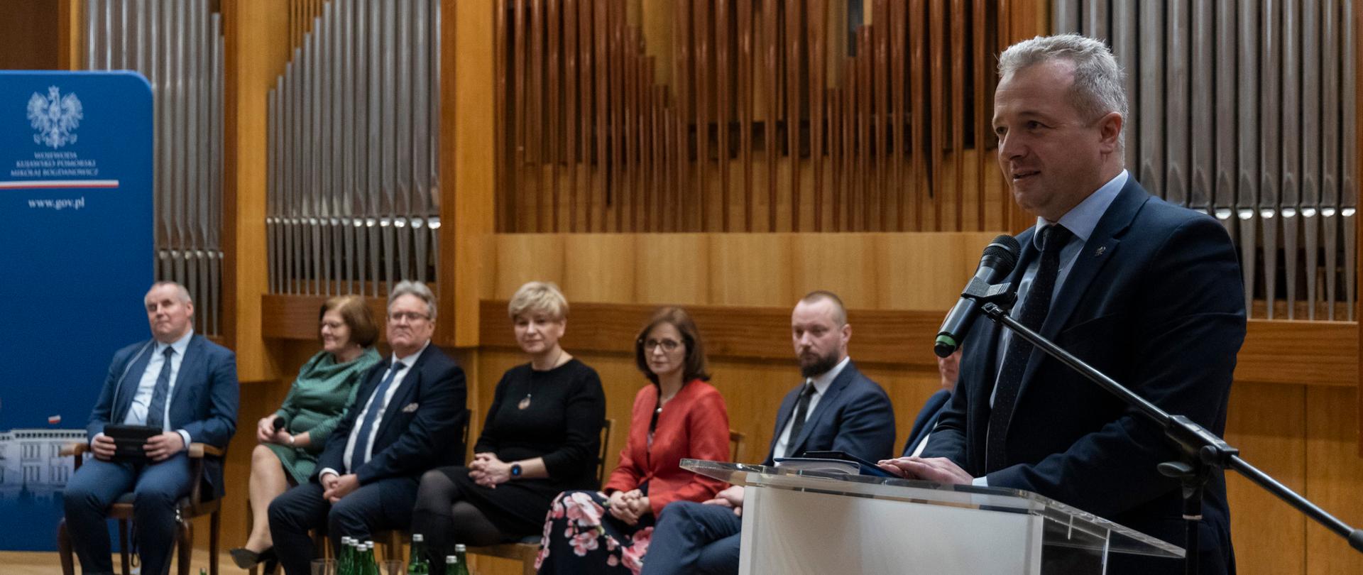 Wojewoda Mikołaj Bogdanowicz przemawiający podczas forum ,,Aktywizacja Zawodowa Osób z Niepełnosprawnościami’’