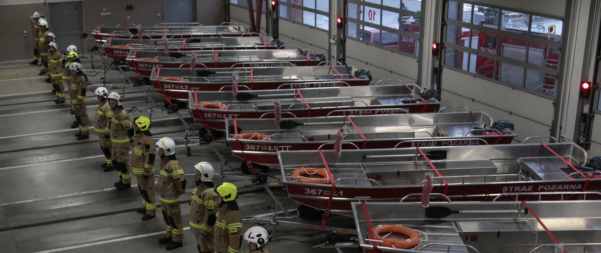 Strażacy w ubraniach specjalnych podczas uroczystego apelu z okazji przekazania łodzi aluminiowych płaskodennych