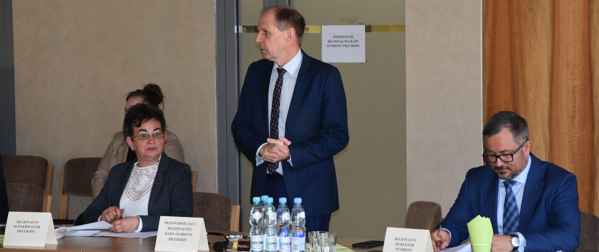 Zdjęcie przedstawia wręczenie Prezydium Regionalnej Rady Ochrony Przyrody w Krakowie