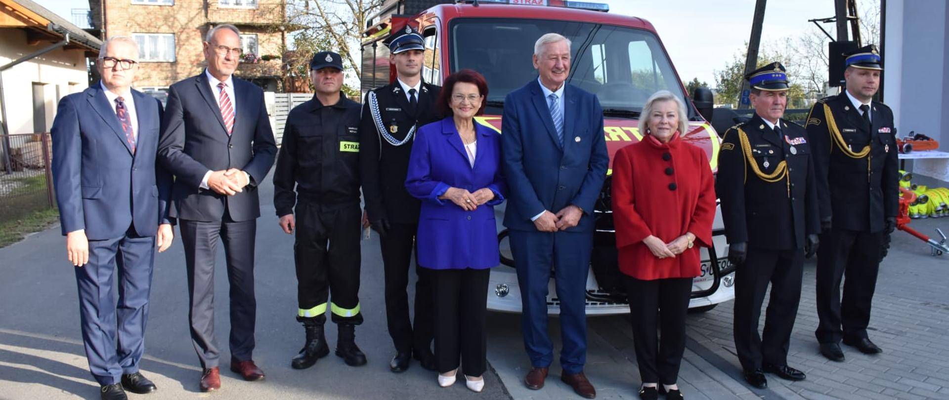zaproszeni goście przy samochodzie strażackim