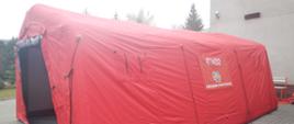 Zdjęcie przedstawia namiot pneumatyczny koloru czerwonego